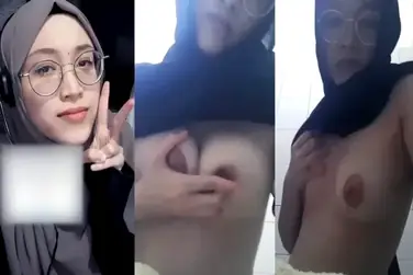 Ukhti Berkacamata Toket Jumbo Pamer Memek Basah Kuyup